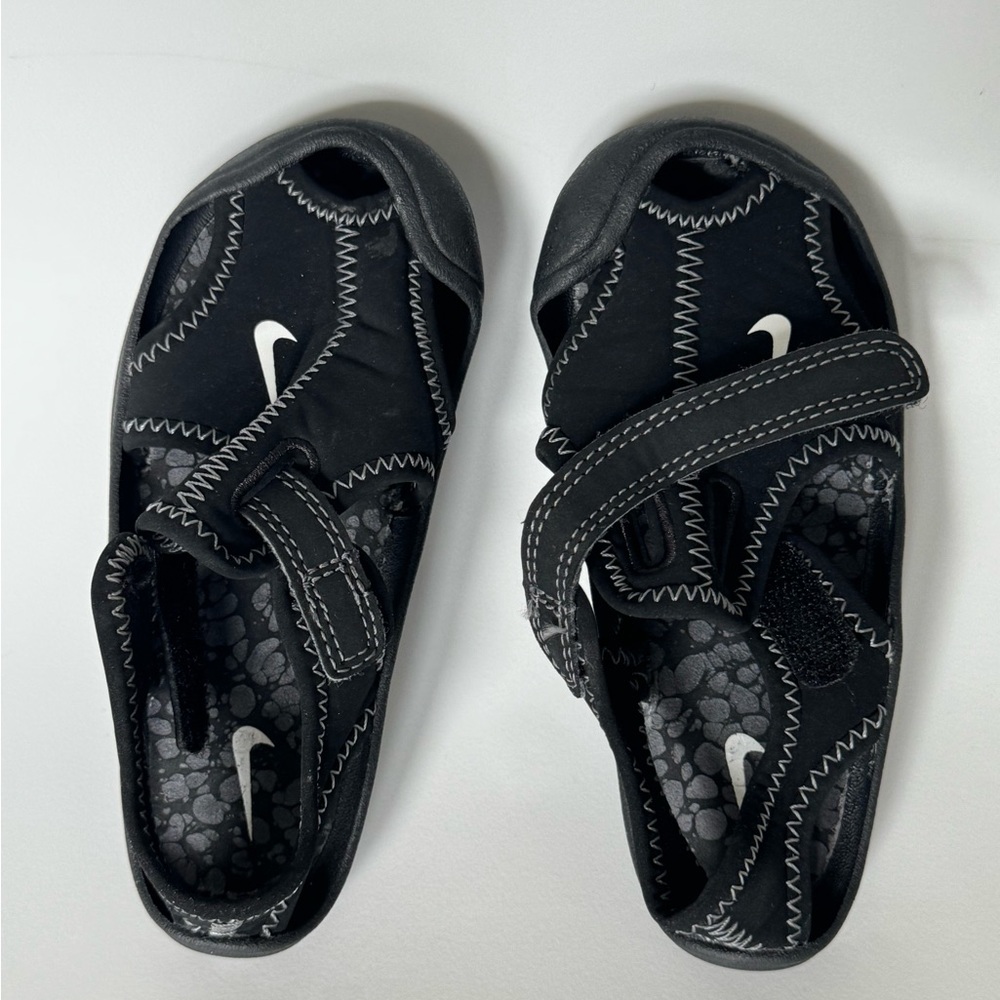 Nike toddler water shoes size 8